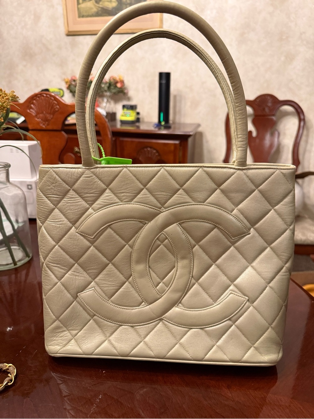 🔥 Chanel Vintage Beige Lambskin Medallion Tote Bag - Picture 2 of 13